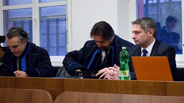Vpravo Radek Rybáček, bývalý předseda představenstva společnosti Heavy Machinery Services již dříve u lounského soudu.