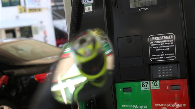 Ceny pohonných hmot na stojanu čerpací stanice Pemex v Mexiko City.