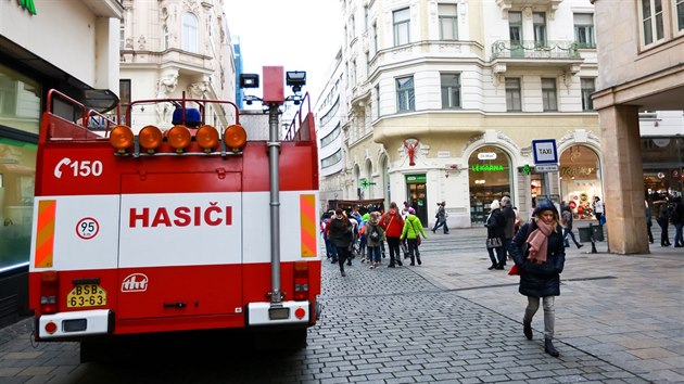 Po toku v Berln policist shli po bezpenostnch opatench tak v Brn. Vjezd do centra blokuje hasisk cisterna, policejn auto a betonov ztarasy.
