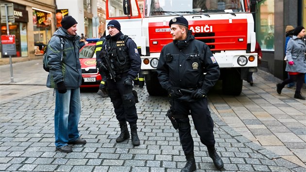 Po toku v Berln policist shli po bezpenostnch opatench tak v Brn. Vjezd do centra blokuje hasisk cisterna, policejn auto a betonov ztarasy.