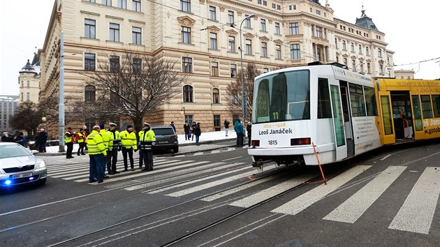 V centru Brna vykolejila tramvaj. Nabourala dva dal vozy.