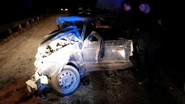 Ve stedu veer zasahovaly dv hasisk jednotky u dopravn nehody osobnho auta a linkovho autobusu u Zelen Hory na Vykovsku. Auto po nrazu zaalo hoet.