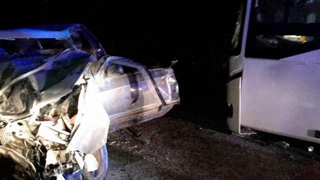 Ve stedu veer zasahovaly dv hasisk jednotky u dopravn nehody osobnho auta a linkovho autobusu u Zelen Hory na Vykovsku. Auto po nrazu zaalo hoet.