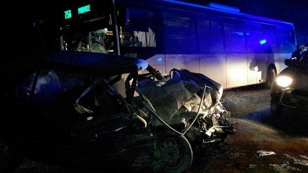 Ve stedu veer zasahovaly dv hasisk jednotky u dopravn nehody osobnho auta a linkovho autobusu u Zelen Hory na Vykovsku. Auto po nrazu zaalo hoet.