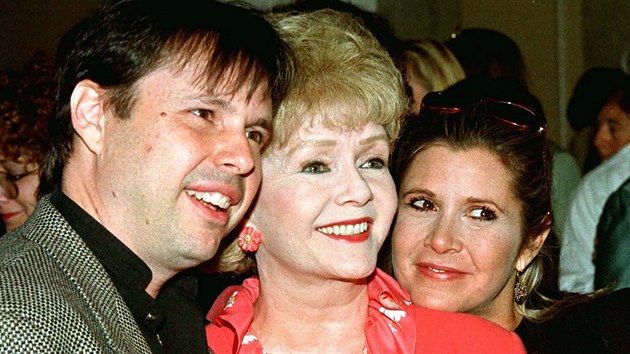 Debbie Reynoldsov, jej syn Todd Fisher a dcera Carrie Fisherov (17. z 1998)