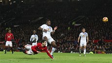 ŠKORPION V AKCI. Henrik Mchitarjan z Manchesteru United dává parádní gól do...