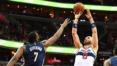 Marcin Gortat z Washingtonu stílí, Al Jefferson z Indiany blokuje.