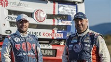 Ale� Loprais (vlevo) a Martin Kolomý pojedou dakarskou rallye v barvách jednoho...
