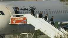Únosci opoutí letadlo, v ruce drí zelenou vlajku, symbol bývalého libyjského...