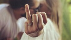 Margot Robbie se na sociální síti pochlubila svým prstenem.
