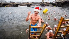 Pes 360 otuilc si zaplavalo ve Vltav pi jubilejním 70. roníku vánoní...