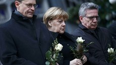 Angela Merkelová v míst pondlního útoku poloila kvtiny (20. prosince 2016)