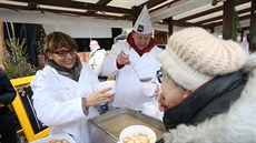 Primátorka Adriana Krnáčová rozlévala rybí polévku na Staroměstském náměstí...