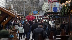 Lidé procházejí znovuotevené vánoní trhy na berlínském námstí...