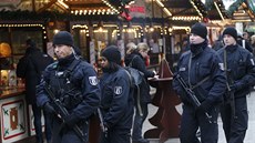 Policisté hlídkují na znovuotevřeném vánočním trhu na berlínském náměstí...