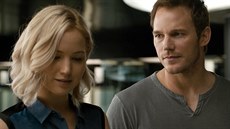 Jennifer Lawrenceová a Chris Pratt ve filmu Pasaéi