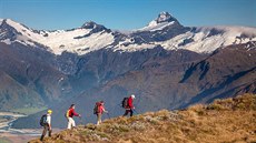 Vrchol novozélandské hory Mount Aspiring (vpravo)