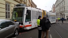 Tramvaj v Brně nabourala dva luxusní vozy