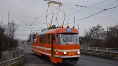 Mazací tramvaj ve vánoní ladní