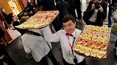 Nejoblíben�j�í je �unkový chlebí�ek na bramborovém salátu.