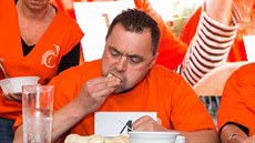 Jaroslav N�mec p�i sout�i v pojídaní knedlíku.