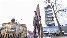 Socha Ka�para stojí na roz�í�eném prostranství na t�íd� Míru.