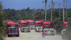 Vládní nákladní automobily �ekají p�ed p�ístavem Puerto Cabello, kam dorazí...
