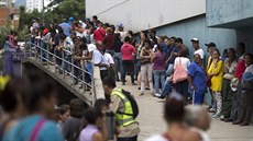 Hladoví Venezuelci prohledávají i nákladní vozy s obilím. (14. 11. 2016)