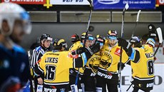 Hokejisté Litvínova slaví vít�zný gól Karla Pila�e v utkání proti Chomutovu.