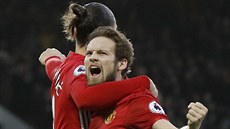 Daley Blind slaví se Zlatanem Ibrahimovicem gól Manchesteru United.