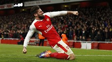 Olivier Giroud slaví gól, kterým pomohl Arsenalu k vítzství.