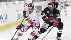 Po puku jdou Jaroslav Bedná� (vpravo) a Tommi Kivisto z Jekat�rinburgu.