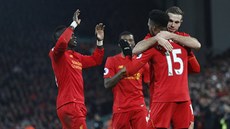 Fotbalisté Liverpoolu slaví gól, který vstelil Daniel Sturridge.
