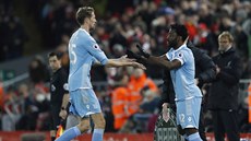 Wilfried Bony ze Stoke st�ídá Petera Crouche.