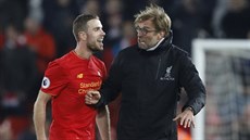 Jordan Henderson a trenér Jürgen Klopp slaví vítzství Liverpoolu.