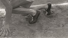 Hejtmánek vyhrává skok o tyi, pekonává laku ve výce 300 centimetr... I momentka ze Sokolských závod v roce 1922 pi otevení stadionu Brno I. se objeví v nové knize o eské atletice.  