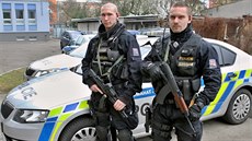 Policejní hlídky nosí v centru Plzn dlouhé zbran. (21. prosince 2016)