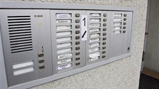 Zvonky na prost�jovském domu, ve kterém bydli tenistka Petra Kvitová a kde se...