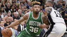 Jonathona Simmonse (vpravo) ze San Antonia obchází Marcus Smart z Bostonu.