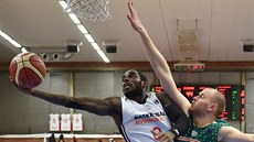 Nymburský rozehráva� Bryon Allen (vlevo) zakon�uje na ko� Banvitu Bandirma,...