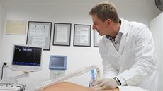 Pražský lékař Tomáš Nedělka se věnuje pacientovi.