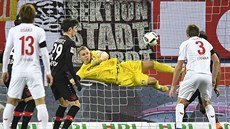 Bernd Leno (ve žlutém) hájí branku Leverkusenu v utkání s Kolínem.