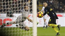 Mauro Icardi z Interu Milán p�ekonává branká�e Federica Marchettiho z Lazia �ím.