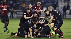Fotbalisté AC Milán se radují z výhry v italském Superpoháru.