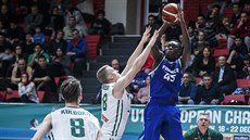 Sekou Doumbouya (v modrém) z Francie stílí ve finále ME basketbalist do 18...