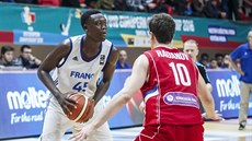 Sekou Doumbouya (vlevo) z Francie v utkání proti juniorm Srbska, brání ho...