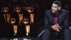 Tim Duncan a za ním pt trofejí pro vítze NBA, které získal pro San Antonio.