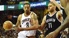 Channing Frye (vlevo) z Clevelandu nají�dí ke ko�i Brooklynu kolem Brooka...