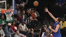 Joakim Noah (vpravo) z New Yorku zakonuje na ko Bostonu.