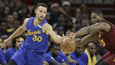 Souboj o mí svádjí Stephen Curry (vlevo) z Golden State a Tristan Thompson z...